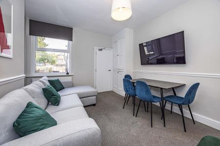 4 bedroom terraced house to rent - Photo 5