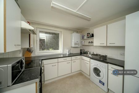 1 bedroom in a flat share to rent - Photo 5