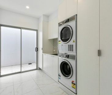 Fully Furnished Dream Rental Home in the Heart of Sunshine Beach | ... - Photo 6