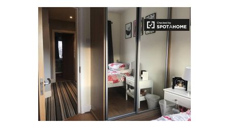 Room for rent in 4-bedroom house in Sandyford, Dublin - Photo 3