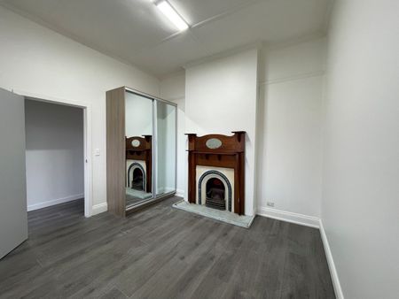 Charming 2-Bedroom Home Close to Everything! - Photo 2