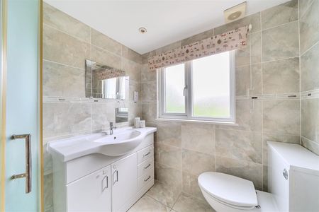 4 bedroom house - mid terrace - Photo 2