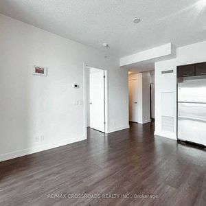 Mimico/Lakeshore-Modern Bright 1Bd+Den Utilities incl - Photo 2