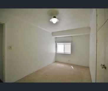 UNFURNISHED Lovely and Spacious 4 x 2 Home - Photo 5