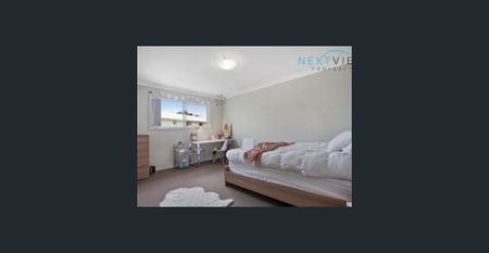 GIGANTIC TOWNHOME! - Photo 2