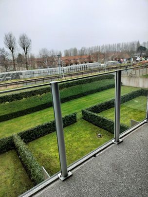 Zéér aangenaam en goed onderhouden appartement met ideale ligging vlakbij het stadscentrum en het winkelcentrum "Westpark"! - Photo 1