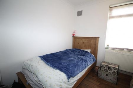 3 Bedroom House - Mid Terrace To Let - Photo 4
