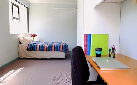 3 Bedroom Apartment - Photo 2