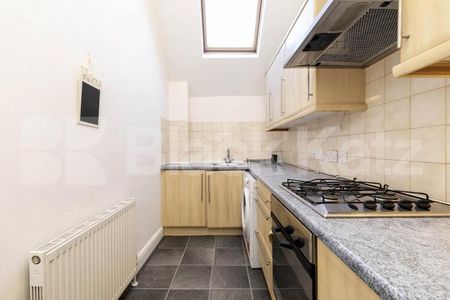 A spacious one-bedroom second-floor flat located on Willesden Lane, NW2 - Photo 4