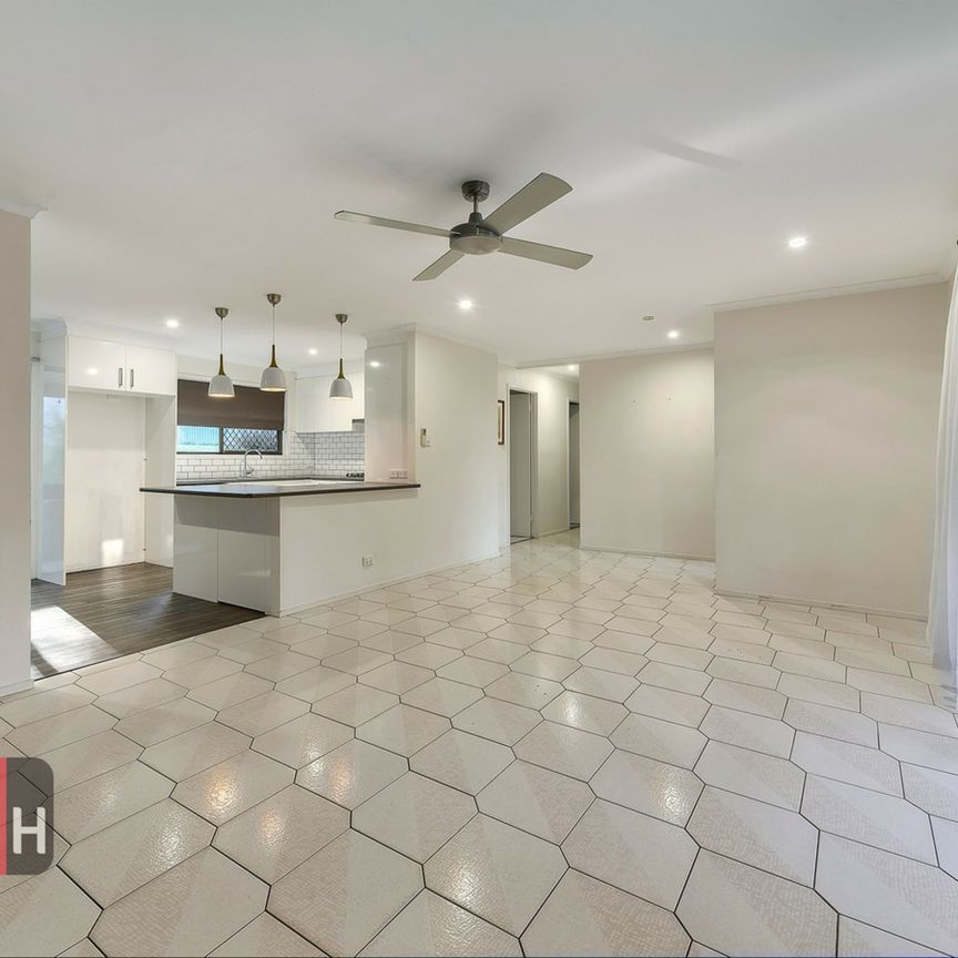 LARGE THREE LOWSET 3 BEDROOM HOME IN WHISPER QUIET PARKLAND LOCATION! - Photo 1