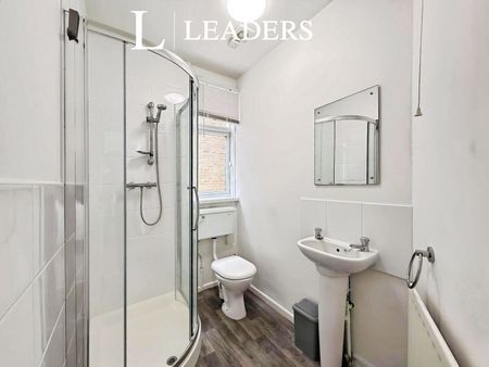 6 bedroom detached to rent Namu Road - Photo 2