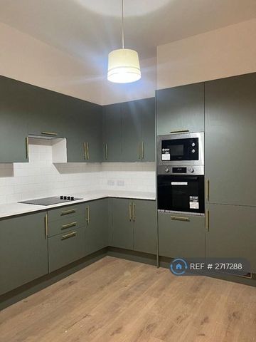 1 bedroom in a flat share to rent - Photo 2