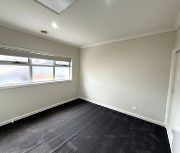 Modern 3 Bedroom Townhouse with Double Garage - Photo 4