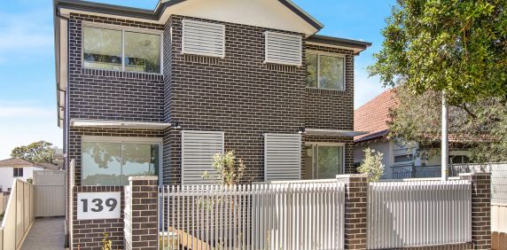 AIR- CONDITIONED MODERN STUDIO APARTMENT WITH PARK VIEWS - Photo 2