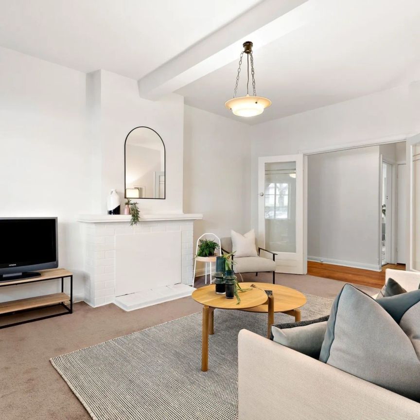 North Facing, Spacious Art Deco – Ground Floor - Photo 1