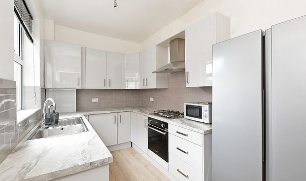 Spacious 6-Bedroom Home Just Minutes from Ecclesall Road - Photo 1