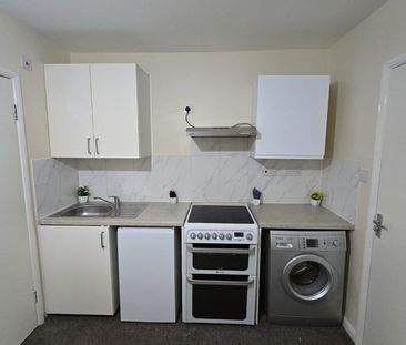 Studio Flat, Berkshire Gardens, N13 - Photo 4