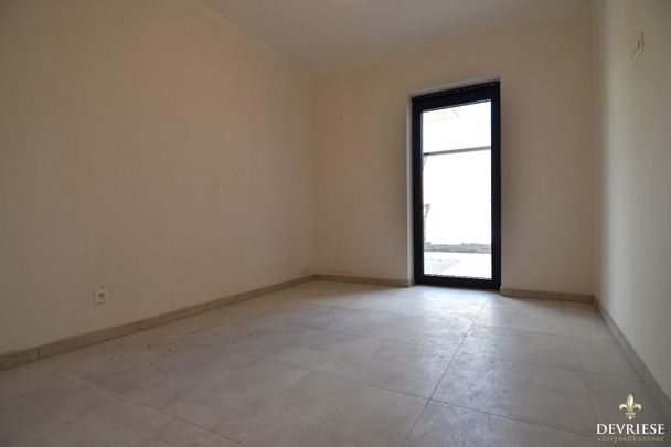 Gelijkvloers 1-slaapkamerappartement met terras te huur in centrum Gullegem - Photo 1
