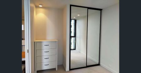 1 bedroom apartment near RMIT and Melbourne Uni - Photo 2