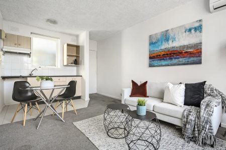 An easy and inviting Carlisle Street retreat - Photo 2