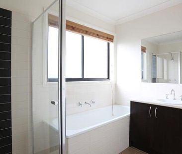 Stylish & Modern Family Haven in Tarneit - Where Comfort Meets Eleg... - Photo 4