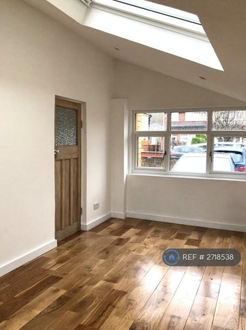 4 bedroom detached house to rent - Photo 2