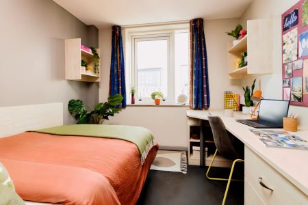 Small Ensuite: Three Bed Flat - Photo 4