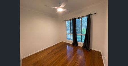 Executive Living - 5 Bedroom Home - 150 metres to the beach! - Photo 4