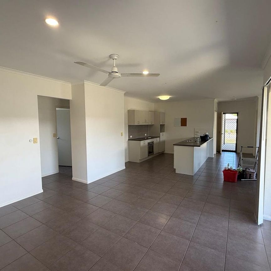 4 Bedroom Lowset Home in Edmonton - Photo 1