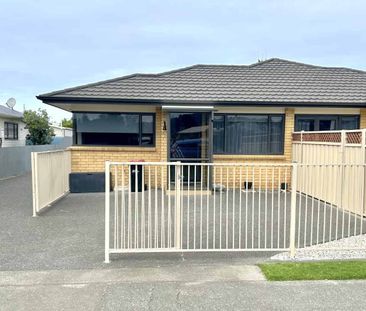 Gorgeous on Gloucester - Photo 4