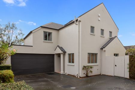 Standalone 3-bedroom Townhouse with Double Garage - Photo 2