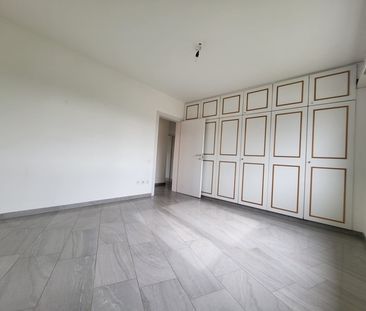 Bright and modern apartment in small complex with garage. - Photo 1