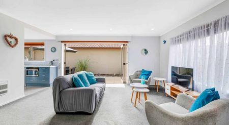 Sunny, Spacious Family Home in Orewa! - Photo 4