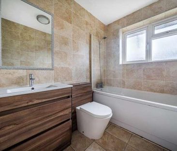 Kingfield Drive, Woking, GU22 - Photo 2