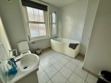 1 bedroom in a house share to rent - Photo 5