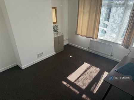 1 bedroom in a house share to rent - Photo 2