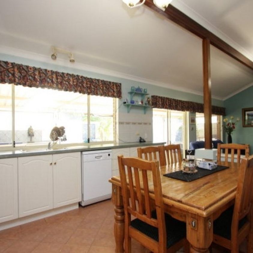 🏡 A Dream Home in Canning Vale! A 4-Bedroom Haven 🏡 - Photo 1