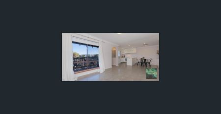 Beautifully Renovated Upstairs Apartment - Photo 2