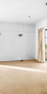CUTE & COSY 3 BEDROOM HOME IN FAMILY FRIENDLY LOCATION - Photo 3