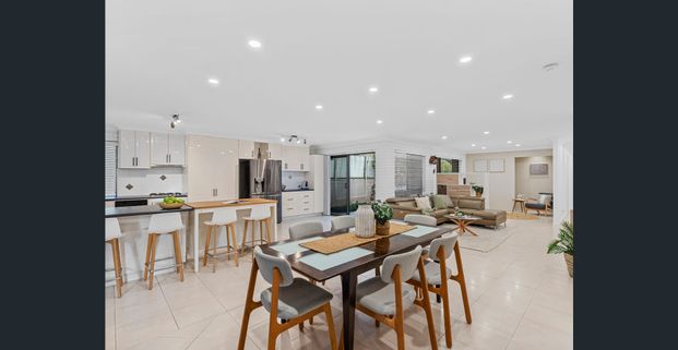 Stunning Family Heaven in Sought-After Carina Heights-air conditioning in all bedrooms - Photo 1