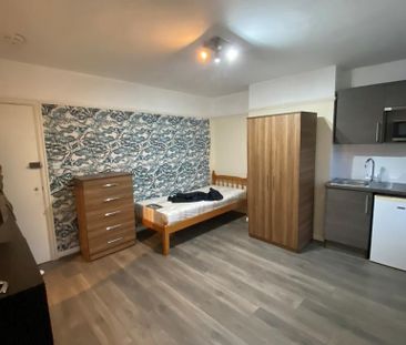 1 bedroom in a flat share to rent - Photo 1