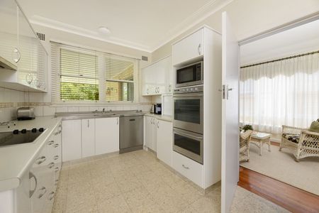 Pristine 4 bedroom brick home - Photo 5