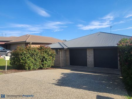 Modern three bedroom unit, close to amenities. - Photo 5