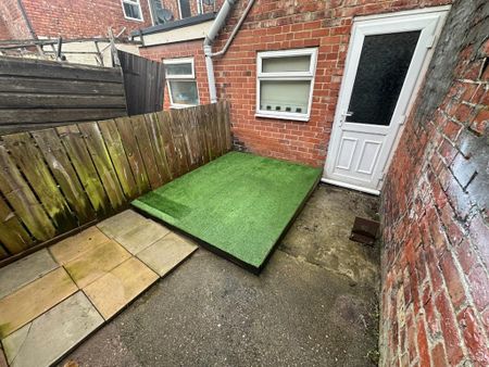 3 bedroom flat to rent - Photo 4