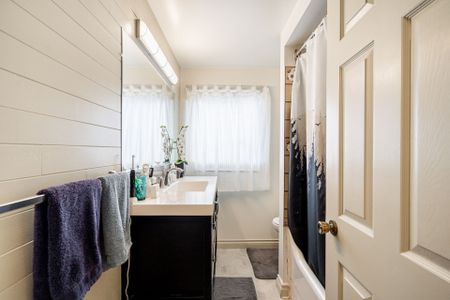 Charming 4-Bed Home in Cambie Village – Prime Location - Photo 3