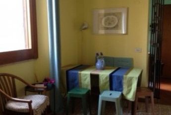 Trastevere-Terrace: 45sqm. Charming studio loft. Entrance, living room, separate kitchen, renovated bath, sleeping loft, large private terrace. Sunny, silent. Ref. 692