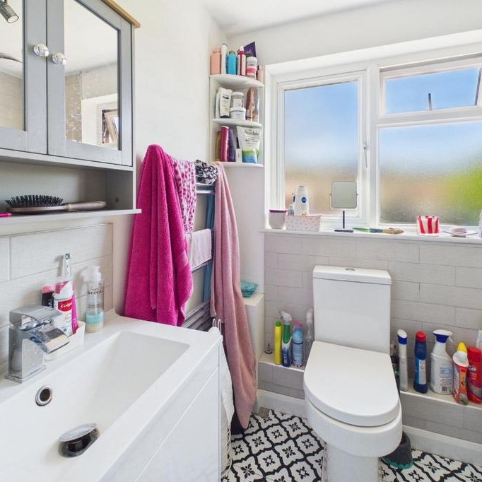 4 bedroom end of terrace house to rent - Photo 1