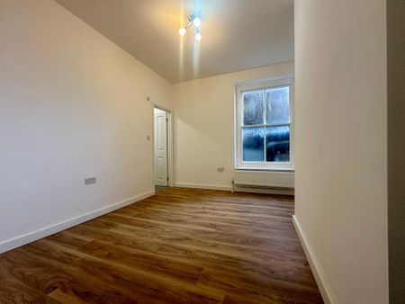 3 bedroom flat to rent - Photo 3