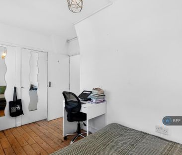 4 bedroom flat to rent - Photo 2