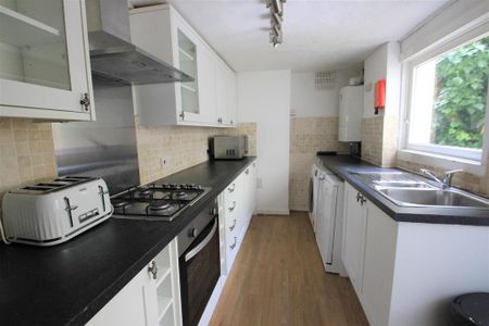 1 bedroom in a house share to rent - Photo 2